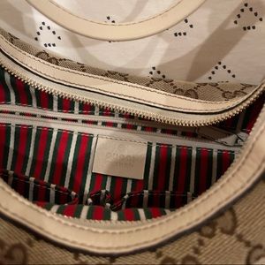 Gucci small handbag white color with the classic gucci logo